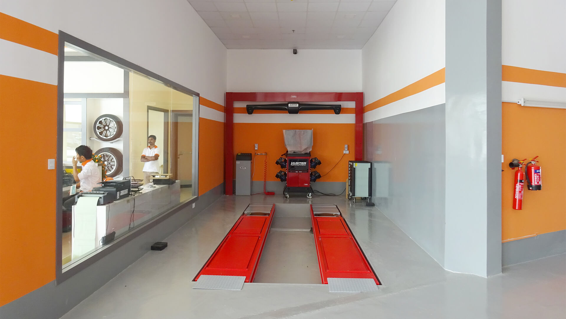 Orange Auto wheel alignment stand Dubai
